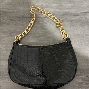 Elegant Black Croc-Embossed Shoulder Bag with Gold Chain